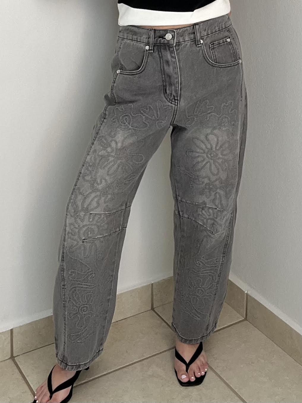 Floral Embroidred Barrel Jeans